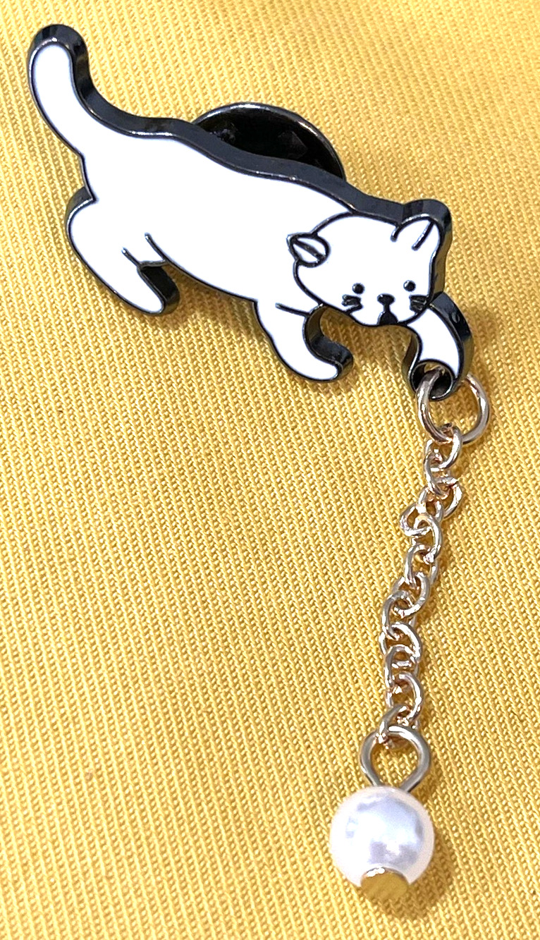 NWOT White Cat Brooch Lapel Pin Enamel Gold Toned Dangling Pearl Cute Animal